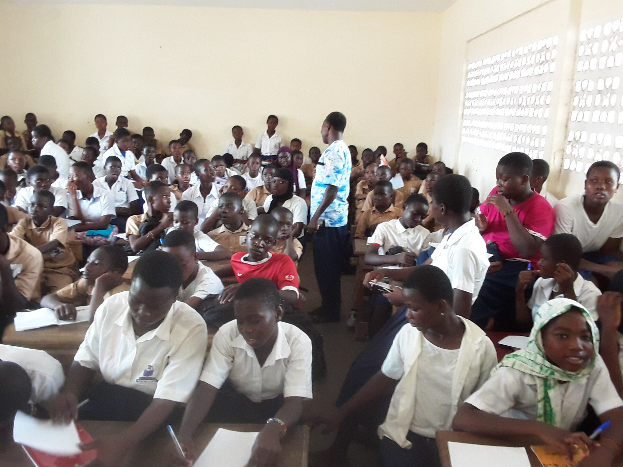 Côte d’Ivoire, Vie Scolaire. L’ONG Rest-Cor engagée pour une école de paix et de non-violence.