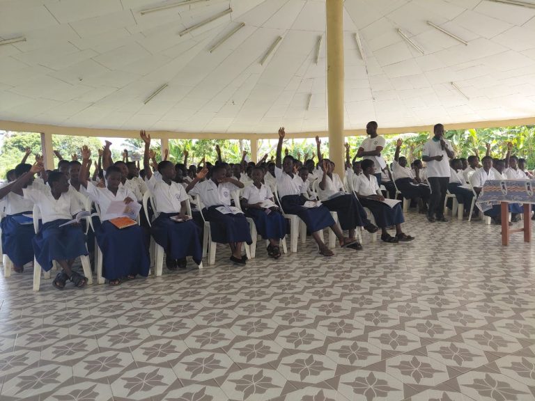 élèves dans collège de Songon